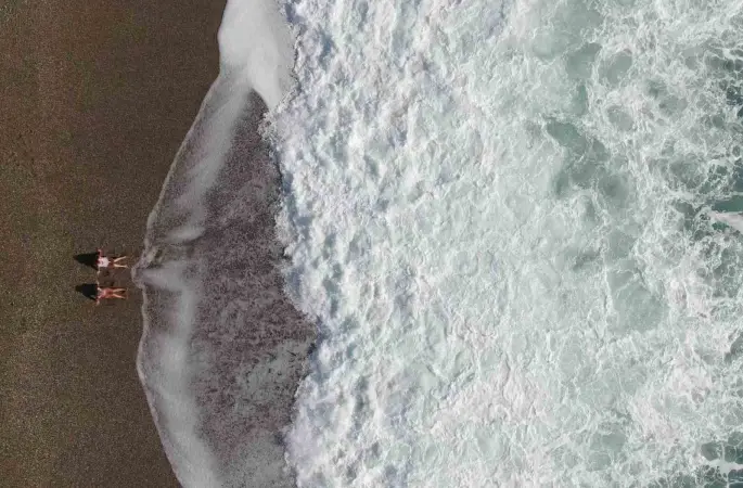 Bir hafta aradan sonra güneşi gören Antalyalılar sahile akın etti
