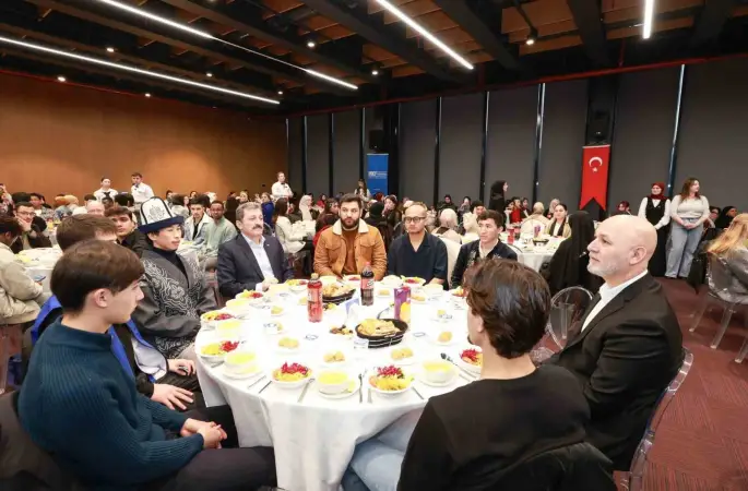 Bir sofra etrafında 100’den fazla ülke: Uluslararası öğrencilerle gönül köprüsü kuruldu
