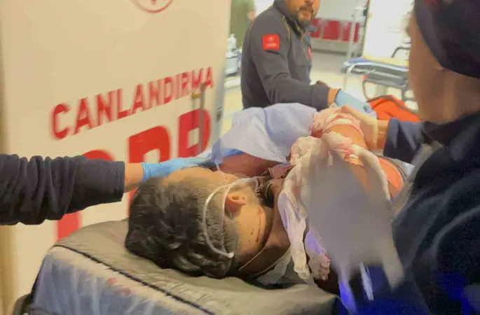 Birlikte yaşadığı kadınla tartışıp cama yumruk atan şahıs ağır yaralandı
