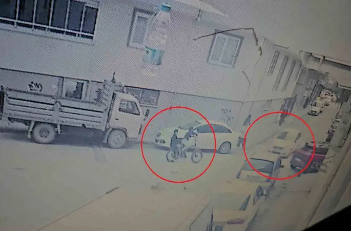 Bisikletli çocuklar otomobille böyle çarpıştı, kaza anı kamerada
