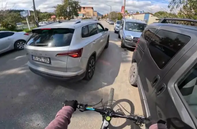 Bisikletli genci sıkıştırıp aracından inen sürücüye 180 bin lira ceza
