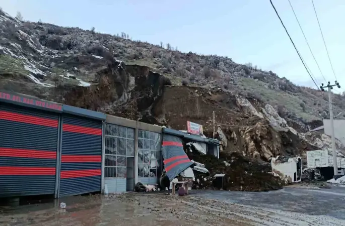 Bitlis’te heyelan: Sanayi sitesindeki dükkan toprak yığını altında kaldı
