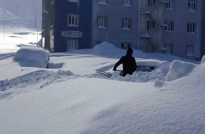 Bitlis’te kar altında kalan araçlar güçlükle bulundu
