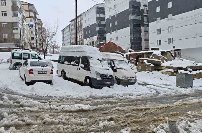 Bitlis’te kar yağışı nedeniyle 82 köy yolu ulaşıma kapandı
