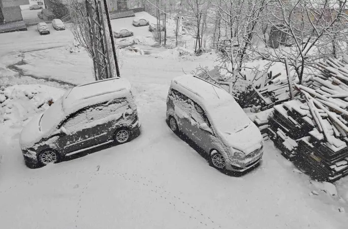 Bitlis’te nisanda kara kış: 84 köy yolu ulaşıma kapandı
