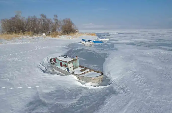 Bitlis’te tüm göller buz tuttu
