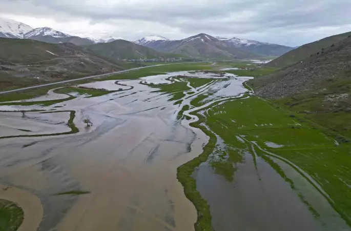 Bitlis’teki Güzeldere Menderesleri adeta doğal göl oldu
