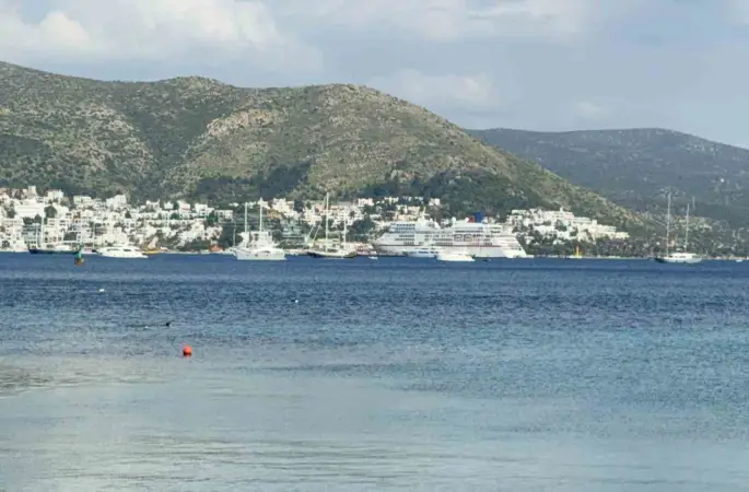 Bodrum Limanı’nda dev yolcu gemisi hareketliliği: 357 turist ilçeye ayak bastı
