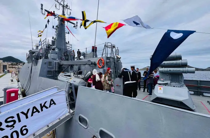 Bodrum’da askeri gemi kapısını çocuklara açtı
