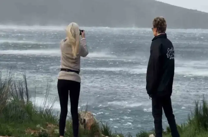 Bodrum’da fırtınada deniz ortasındaki doğa olayı görenleri şaşırttı
