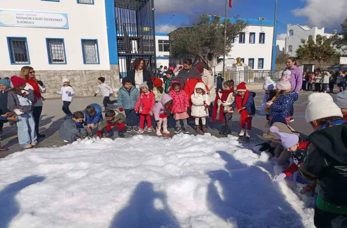Bodrum’da öğrencilere yapay kar sürprizi
