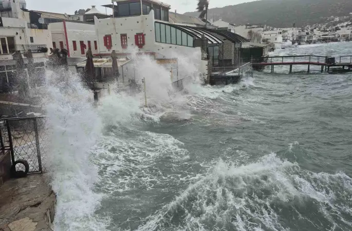 Bodrum’da tekneler karaya vurdu, feribot seferleri yapılamadı
