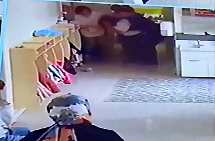 Boğazına yemek kaçan öğretmenin yardımına meslektaşı koştu
