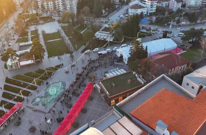 Bolu Belediyesi iftar çadırına yoğun ilgi
