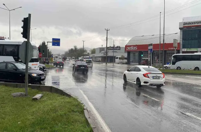 Bolu güne yağışla uyandı
