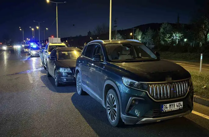 Bolu’da ani fren yapıp kaçan sürücü, zincirleme kazaya neden oldu: 3 yaralı
