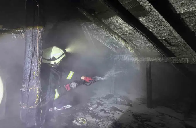 Bolu’da bacadan çıkan yangın 2 katlı evin çatısını sardı
