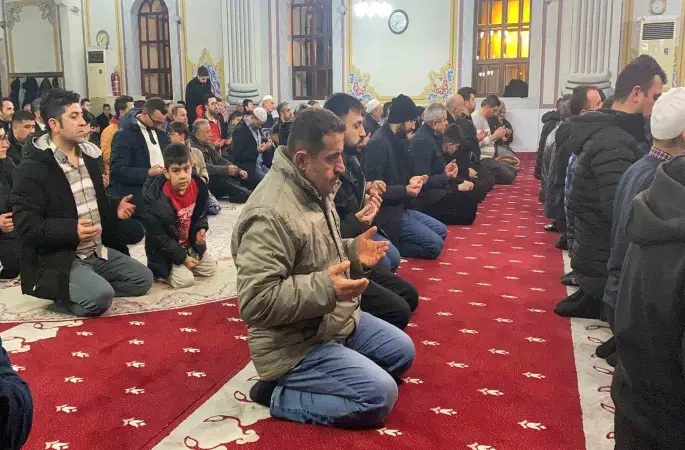 Bolu’da Berat Kandili’nde camiler doldu taştı
