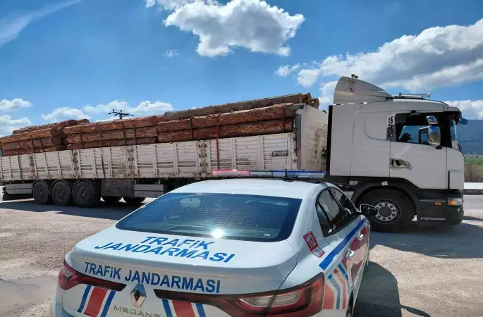 Bolu’da fazla tonajlı tomruk taşıyan kamyon sürücüsüne para cezası kesildi
