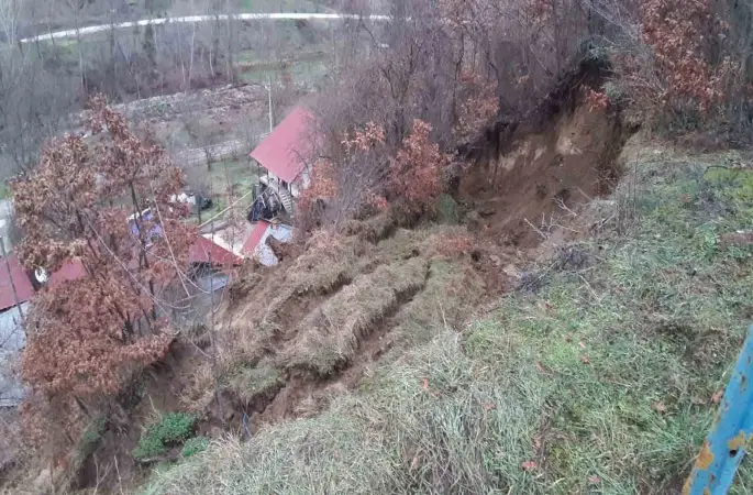 Bolu’da heyelan nedeniyle 3 ev boşaltıldı
