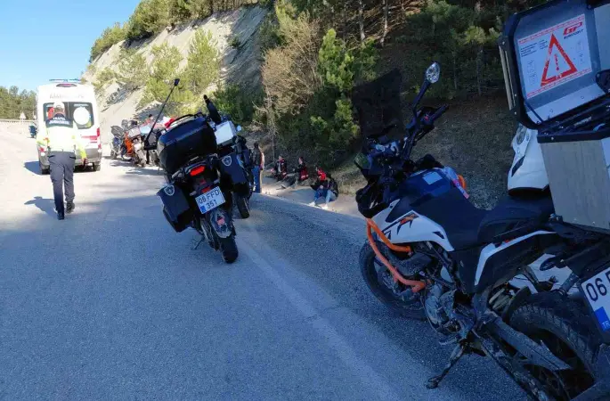 Bolu’da motosikletler peş peşe kaza yaptı: 2 yaralı
