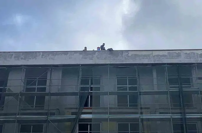 Bolu’da okul inşaatında işçiler parasını alamayınca çatıya çıktı
