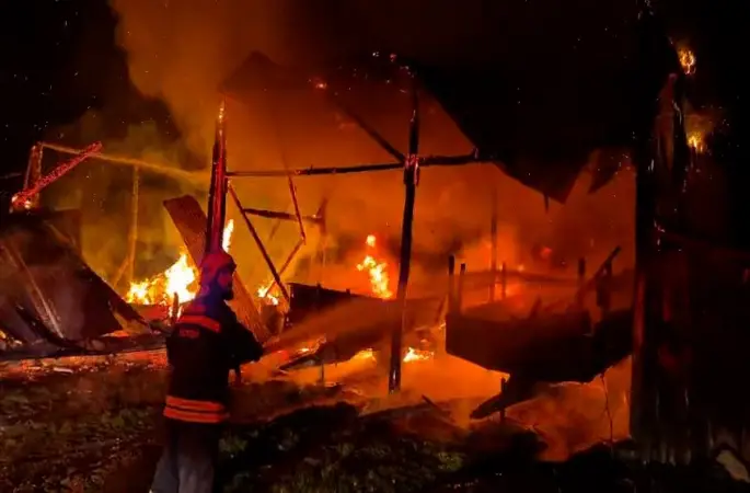 Bolu’da samanlığa yıldırım düştü: Samanlık ve traktör alev alev yandı
