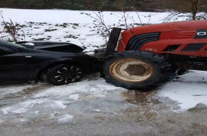 Bolu’da traktör ile otomobil kafa kafaya çarpıştı: 1 yaralı
