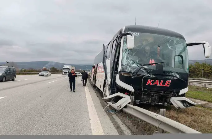 Bolu’da yolcu otobüsü ile çarpışan tır refüje savruldu
