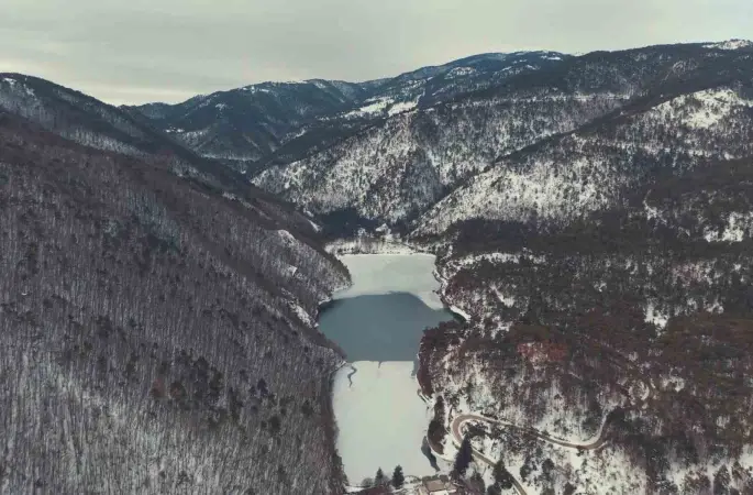 Boraboy Gölü’nün yüzeyi buz tuttu
