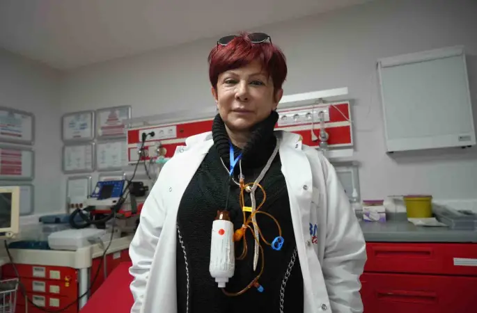 Boynunda kemoterapi, kalbinde meslek aşkı: İki farklı kanser ile mücadele eden hekimin sarsılmaz azmi
