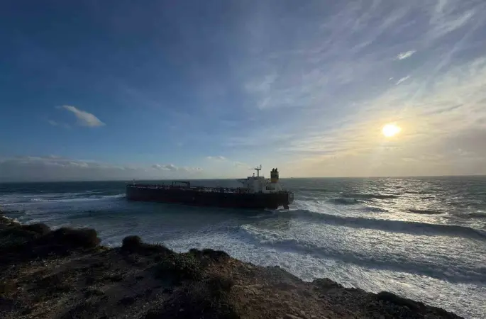 Bozcaada’da karaya oturan tanker 12 gün sonra kurtarıldı
