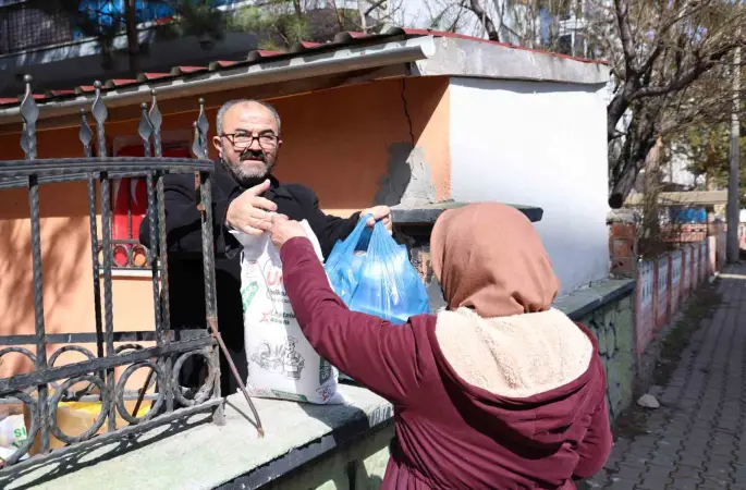 Bu bakkalda parayla değil dua ile alışveriş yapılıyor
