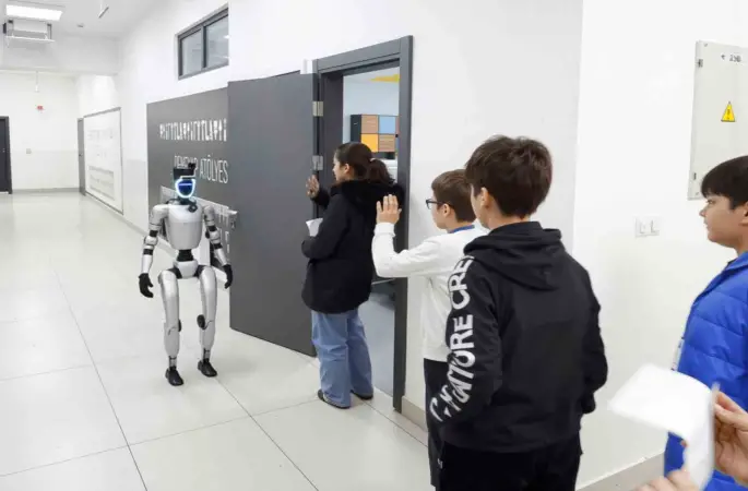 Bu ilçede sınava giren öğrencileri insansı robot karşılıyor
