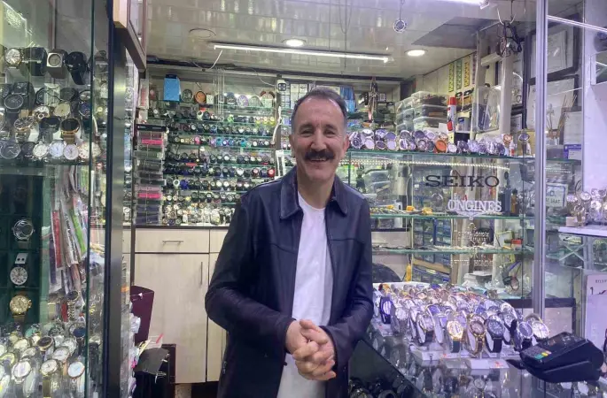 Bu ustalar saatleri yeniden ayarlıyor
