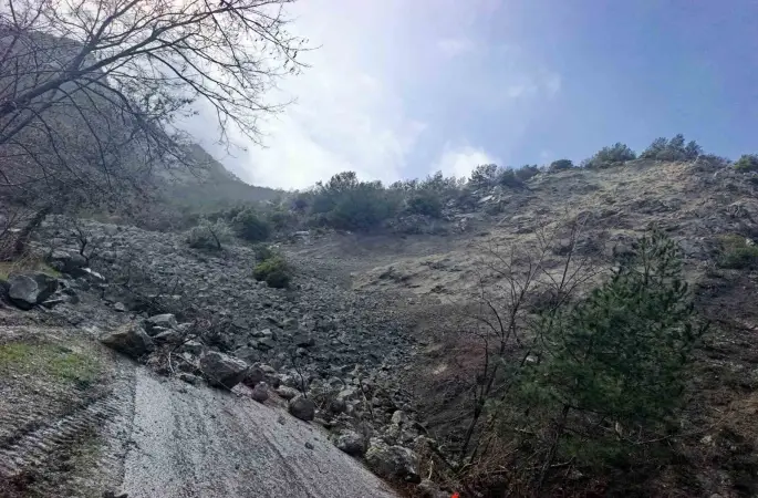 Buldan’da toprak kayması nedeniyle  bir mahalle yolu ulaşıma kapandı
