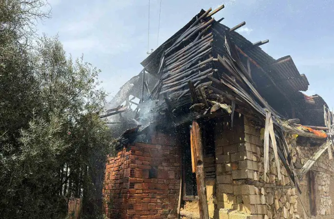 Burdur’da boş ahşap evde yangın
