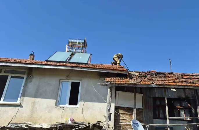 Burdur’da çıkan yangında ev ve ahır zarar gördü
