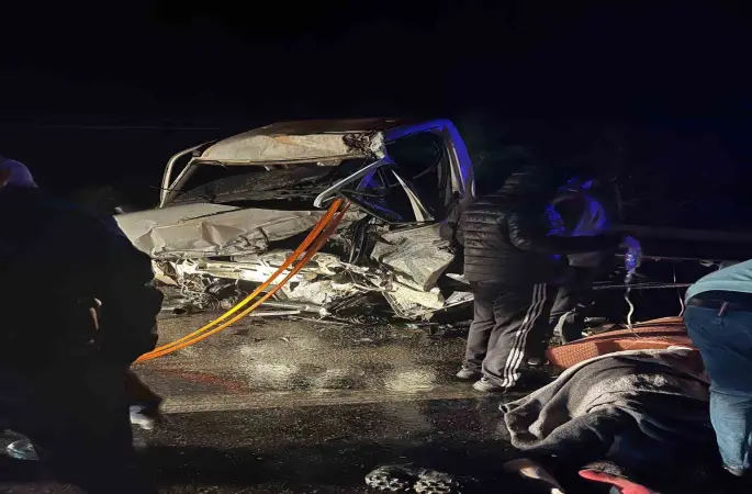 Burdur’da kamyonet ile tır çarpıştı: 2’si ağır 3 yaralı
