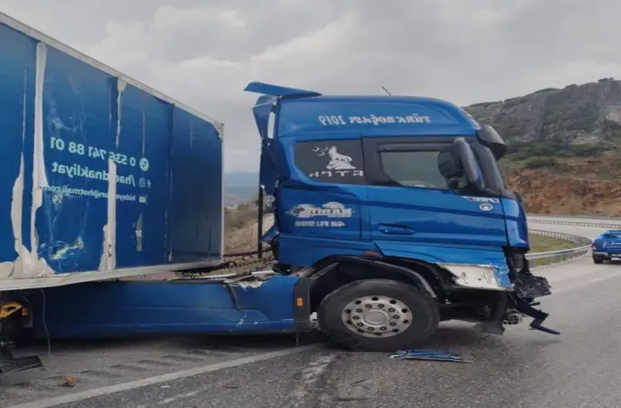 Burdur’da kontrolden çıkan tır demir bariyerlere çarptı
