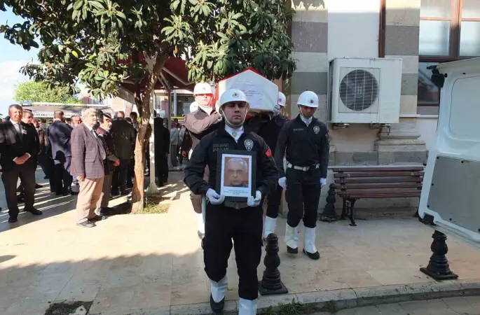 Burhaniye’de emekli müdür törenle toprağa verildi
