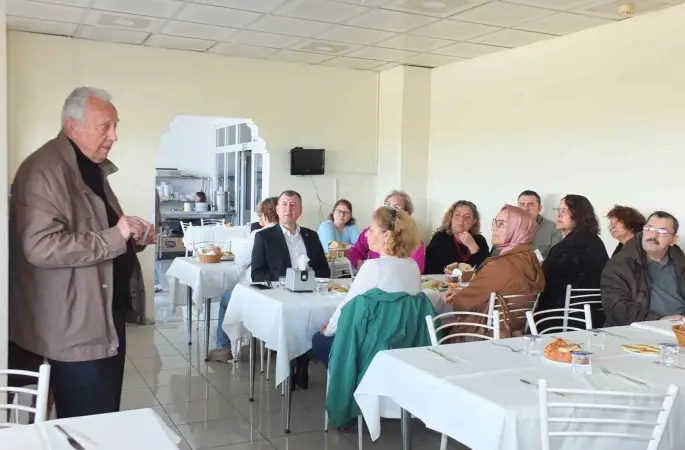 Burhaniye’de Yüksek Öğrenim Derneği üyeleri kahvaltıda buluştu
