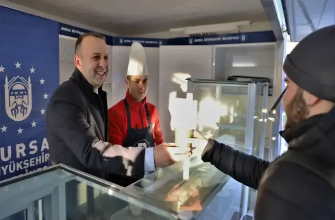 Bursa Büyükşehir Belediyesi’nden öğrencilere sıcak çorba ikramı