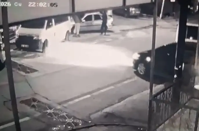 Bursa’da 2 kişinin ağır yaralandığı silahlı saldırı kameraya yansıdı
