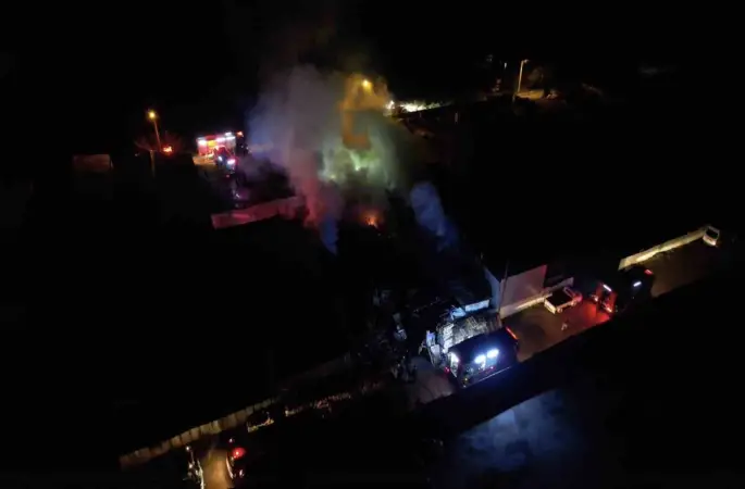 Bursa’da ahşap palet fabrikasındaki yangın kontrol altına alındı
