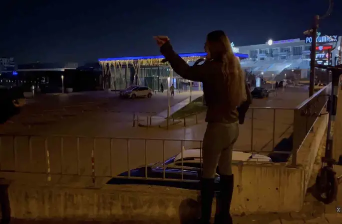 Bursa’da alkollü genç kızlar ortalığı karıştırdı, yol kenarında bekleyen sürücü ve aracına saldırdılar
