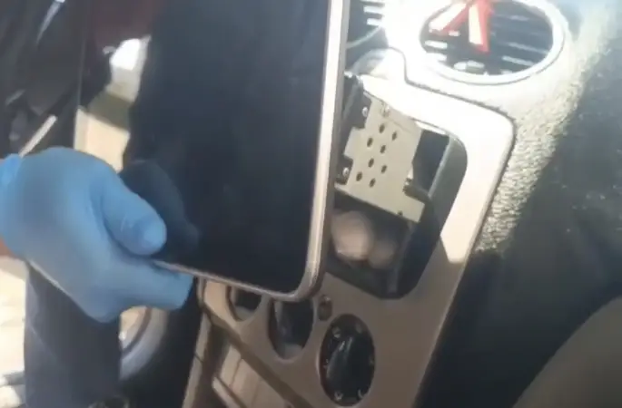 Bursa’da film gibi operasyon, Islak mendilden, aracın zulasına… Hepsi tek tek çıktı
