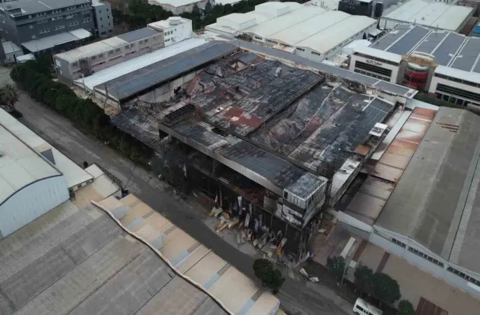 Bursa’da gece alevlere teslim olan fabrika sabahın ilk ışıklarıyla havadan görüntülendi
