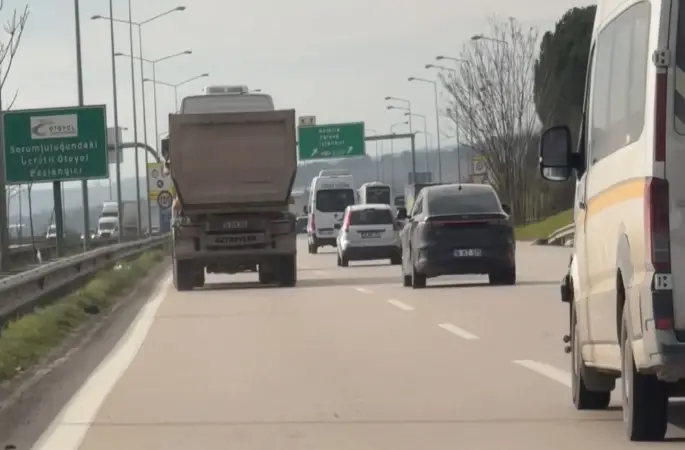 Bursa’da hafriyat kamyonu tehlike saçtı
