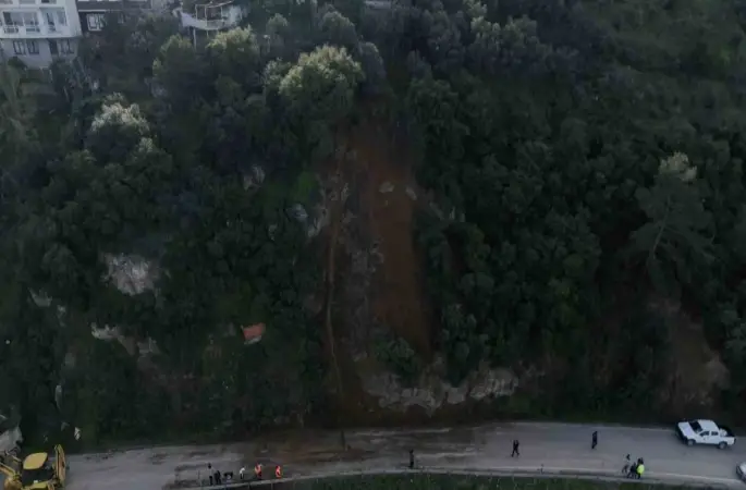 Bursa’da heyelan bölgesi temizlendi...Kayan bölge dron ile görüntülendi
